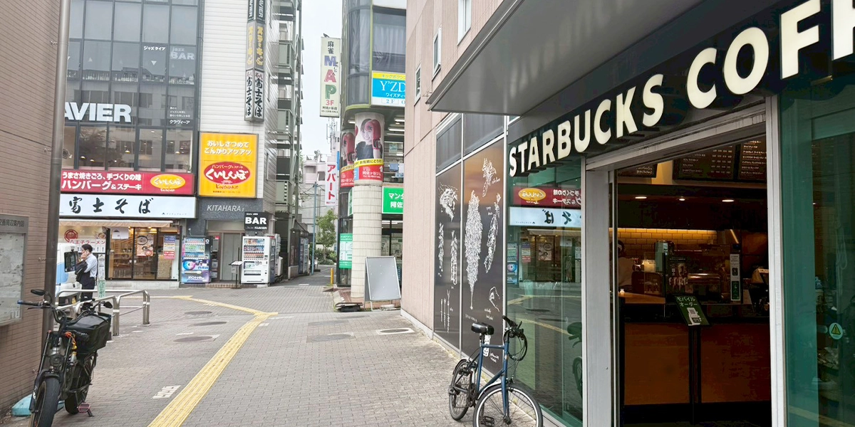 スターバックスを右手に見ながら左に曲がる