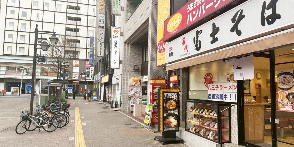 富士そばを右手に直進