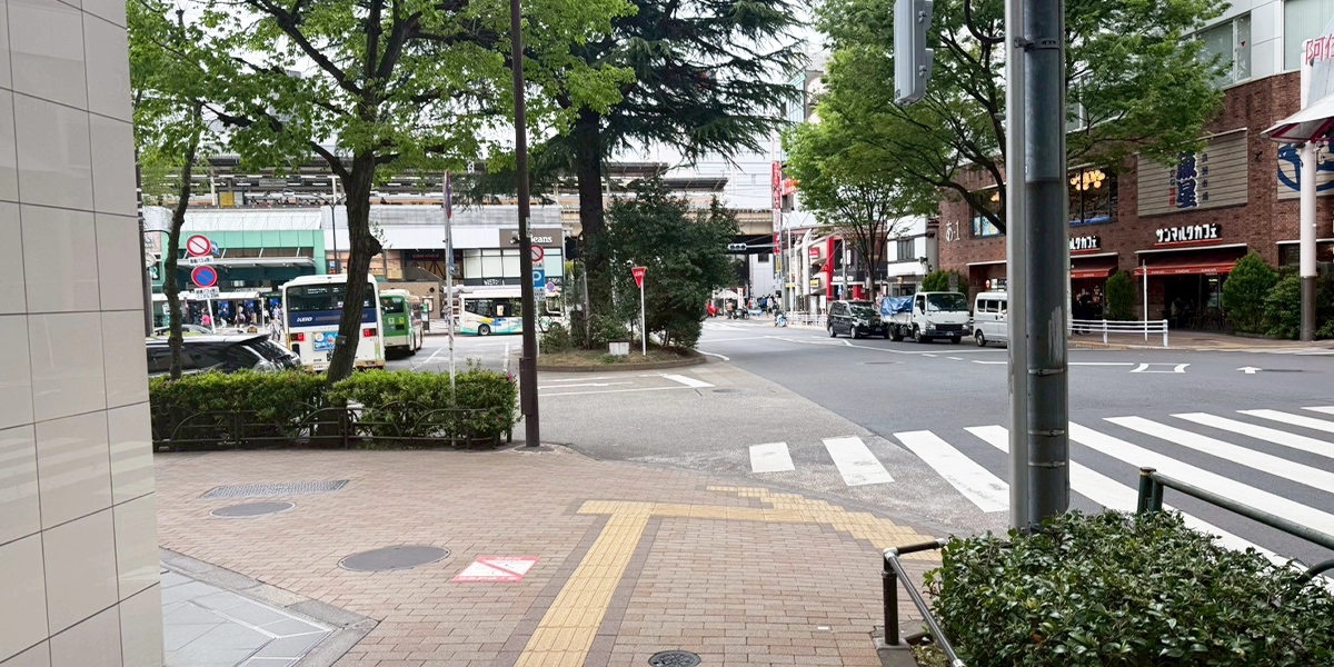 そのまま直進し、阿佐ヶ谷駅バスロータリーを左に曲がる