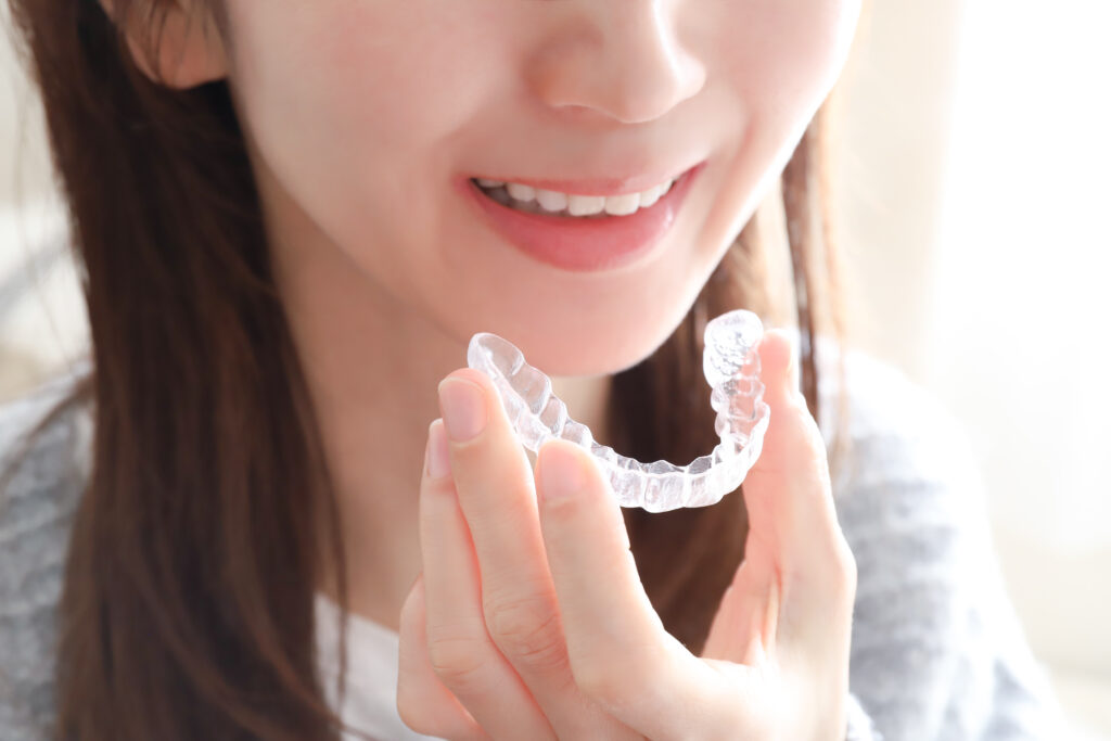 出っ歯はマウスピース矯正で治る？適応する症例や治療の仕組みを解説